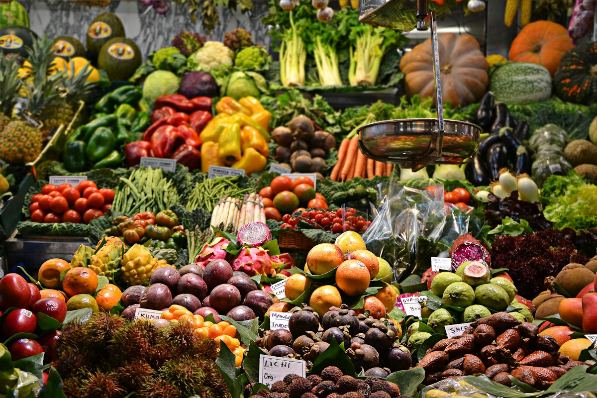 Fresh fruit and vegetable market